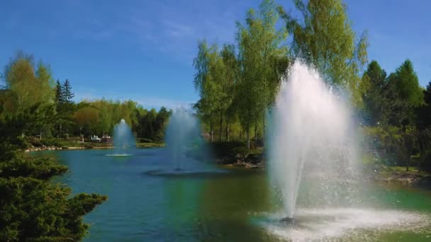 Fonteinen Het Meer Openbaar Park Mezhyhirya Buurt Van Kiev Oekraïne — Stockvideo