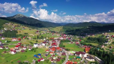 Karpat Dağları 'ndaki Bukovel Köyü' nün havadan görünüşü Ukrayna 'dan 4k video, yaz manzarası.