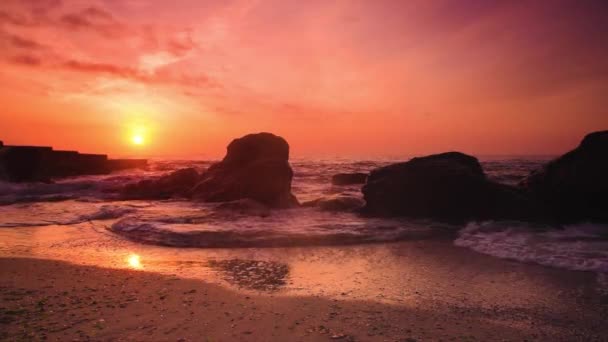 Beautiful Red Sunrise Sea Shore Waves Splashing Rocks Summer Seasonal — Stock Video