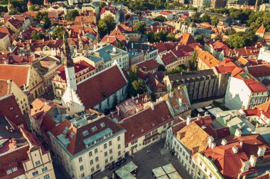 Tallinn Eski Kasabası 'nın havadan görünüşü. Estonya 'nın başkentinin merkezine yukarıdan bak. Seyahat hedefi kavramı