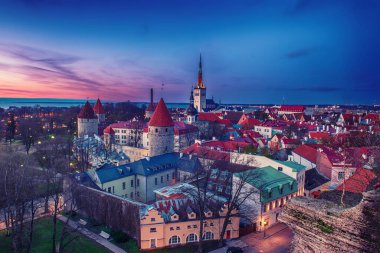 Gün batımından sonra Avrupa kenti Tallinn 'e bak, açık arka planda seyahat et