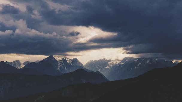 Timelapse Céu Nublado Escuro Dramático Sobre Gama Montanhas Triglav Julian — Vídeo de Stock
