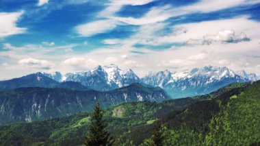 Triglav dağları üzerindeki bulut gölgelerinin zamanlaması - yeşil ormanlı Golica dağının manzarası - 4k video