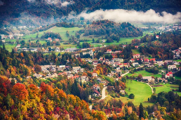 スロベニアの湖の近くの村と農村の秋の風景 — ストック写真