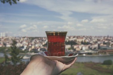 İstanbul ve Türkiye 'nin manzarasına karşı bir fincan geleneksel Türk çayı
