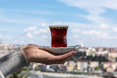 İstanbul ve Türkiye 'nin manzarasına karşı bir fincan geleneksel Türk çayı