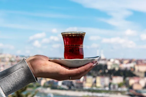 Hand Som Håller Kopp Traditionellt Turkiskt Mot Utsikten Över Istanbul — Stockfoto