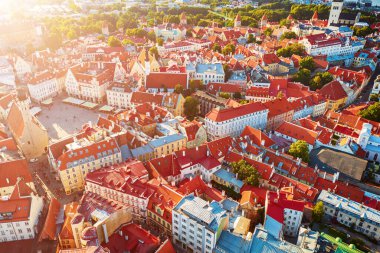 Tallinn Eski Kasabası 'nın havadan görünüşü. Estonya 'nın başkentinin merkezine yukarıdan bak. Seyahat hedefi kavramı