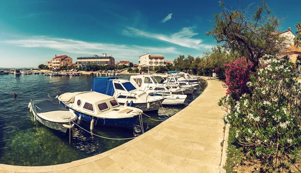 Kystlandsbyen Petrcane Dalmatia Kroatia Med Blått Sjøvann Yachter Turistattraksjon – stockfoto