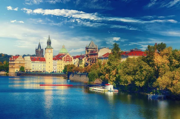 プラハ城や旧市街の日ビューと青い空 鮮やかな秋ヨーロッパ背景を旅行します — ストック写真