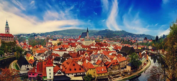 チェスキー クルムロフ チェコの有名な歴史ある美しい町で 赤い屋根と礼拝堂があります パノラマビュー — ストック写真