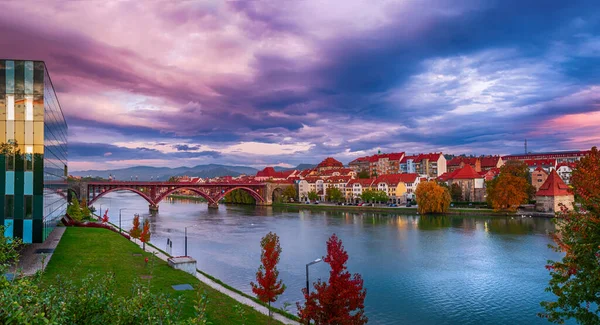 Krásný Výhled Město Maribor Slovinsko Při Východu Slunce Řekou Dramatickou — Stock fotografie