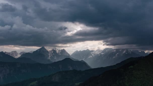 Timelapse Dramatic Dark Cloudy Sky Triglav Pasmo Górskie Alpach Julijskich — Wideo stockowe