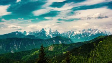 Triglav dağları üzerindeki bulut gölgelerinin zamanlaması - yeşil ormanlı Golica dağının manzarası - 4k video