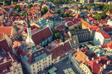 Tallinn Eski Kasabası 'nın havadan görünüşü. Estonya 'nın başkentinin merkezine yukarıdan bak. Seyahat hedefi kavramı