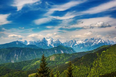 Triglav dağları üzerindeki bulut gölgeli manzara - yeşil ormanlı Golica dağından manzara - yaz mevsiminde seyahat kavramı