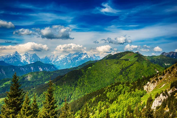 特里格拉夫山脉上空的云彩景观 从绿林的戈利察山脉看 旅游夏季季节概念 — 图库照片
