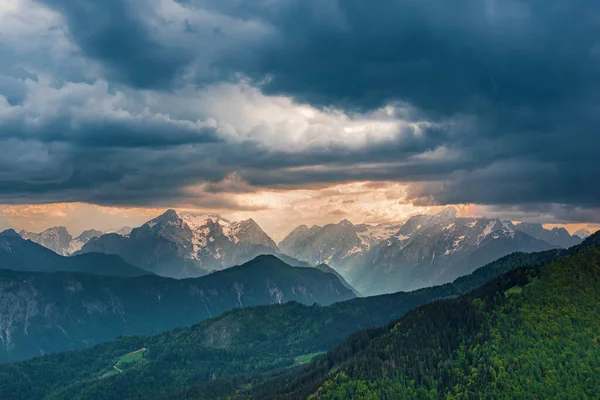 Nyári Táj Drámai Sötét Felhős Felett Triglav Hegység Julian Alpokban — Stock Fotó