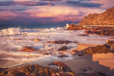 Norveç 'in dramatik Atlantik okyanus kıyısında huzurlu bir manzara, ama Lofoten Adaları' nın muhteşem kış manzarası içinde güzel bir gün batımı. Peyzaj doğa kavramı