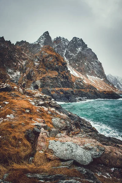Живописный Вид Красивое Зимнее Море Пейзаж Голубым Небом Горами Снегом — стоковое фото