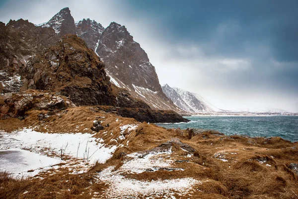 노르웨이 로포텐 제도의 눈으로 뒤덮인 아름다운 — 스톡 사진