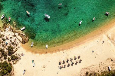 Soyut deniz sahili geçmişi. Yaratıcı minimum plaj konsepti. Mavi su ve şemsiyeli yaz tatili düzeni. Düz yatıyordu. Yunanistan manzarası