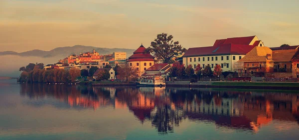 Gyönyörű Kilátás Maribor Város Szlovénia Napkeltekor Folyó Köd Utazás Szabadtéri — Stock Fotó