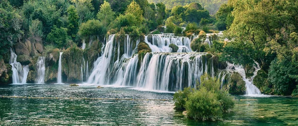 Красивый Вид Удивительные Водопады Национальном Парке Крка Хорватии Красивый Пейзаж — стоковое фото