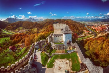 Slovenya 'nın Celje şehrindeki ortaçağ kalesi. Açık hava turistik geçmişi