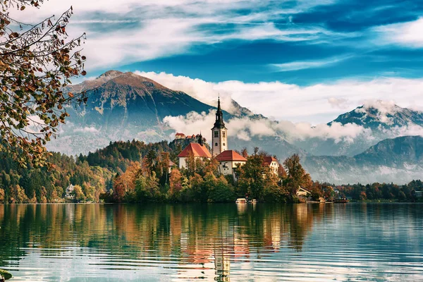 Slovenya Göl Deki Varsayım Kilisesi Sonbaharda Mavi Gökyüzü Bulutlarla — Stok fotoğraf
