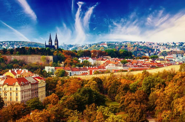查看到 Vysegrad 在布拉格 捷克共和国在秋季与大教堂和红色的屋顶 旅游季节复古时髦背景 — 图库照片