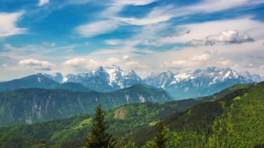 Triglav dağları üzerindeki bulut gölgelerinin zamanlaması - yeşil ormanlı Golica dağının manzarası - 4k video