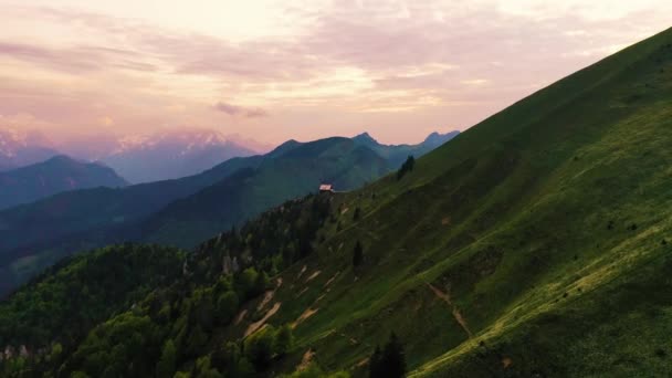 スロベニア ジュリアン アルプスの風景と日没時の避難所 緑の森とゴリカ山からの眺め 旅行夏の季節のコンセプト — ストック動画