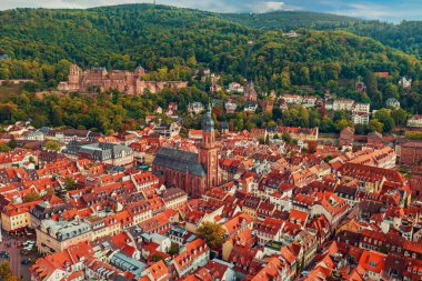 Hava manzaralı ve güzel Heidelberg şehri, Almanya. Heidelberg kasabası ünlü Karl Theodor eski köprüsü ve Heidelberg kalesi.