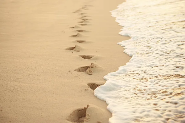 Impronte Sulla Sabbia Tramonto Bella Spiaggia Tropicale Sabbiosa Con Onde — Foto Stock