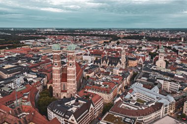 Münih, Almanya 'daki ünlü Frauenkirche. Yukarıdan ünlü turistik yere bakın.