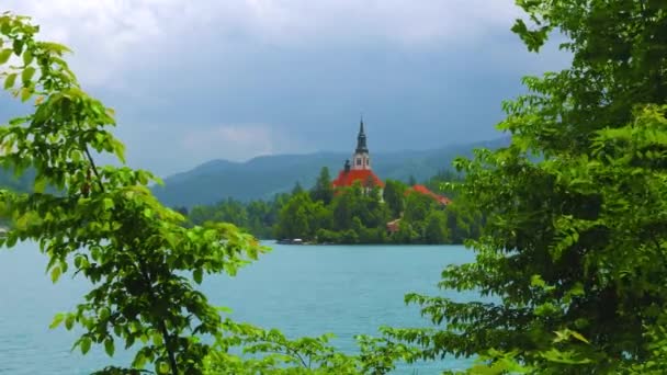 Widok Kościoła Wniebowzięcia Najświętszej Marii Panny Centrum Jeziora Bled Kontekst — Wideo stockowe