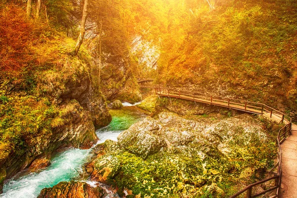 木製の道を持つ有名なヴィンタール峡谷 ブレッド 国立公園トリグラフ スロベニア ヨーロッパ秋 — ストック写真