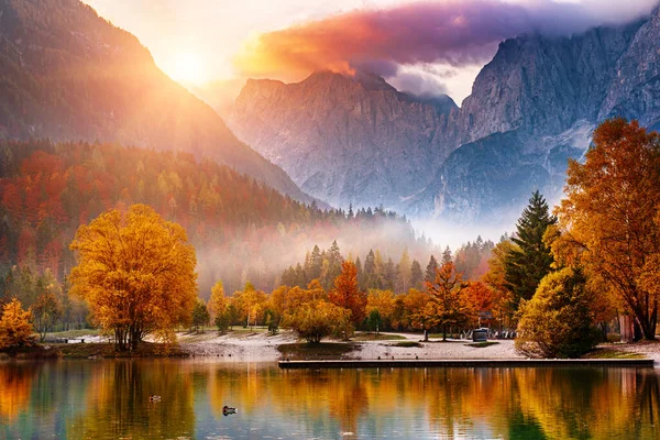 Lago Jasna Com Belas Reflexões Das Montanhas Outono Árvores Vermelhas — Fotografia de Stock
