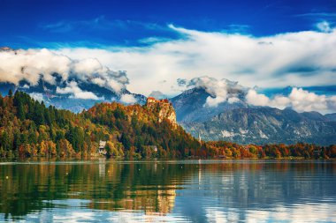 Slovenya, Bled 'de bulunan Bled Kalesi' ni uçuruma bakan bir göle inşa ettirdi..