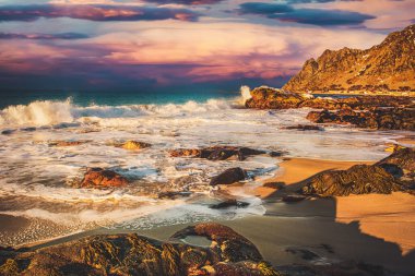 Norveç 'in dramatik Atlantik okyanus kıyısında huzurlu bir manzara, ama Lofoten Adaları' nın muhteşem kış manzarası içinde güzel bir gün batımı. Peyzaj doğa kavramı