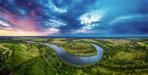 Kırsal yaz günbatımı manzarası nehir ve dramatik renkli gökyüzü, doğal arka plan, havadan panoramik manzara