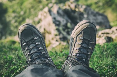 Uçurumun karşı dağlarda trekking botları sağlıklı aktif yaşam tarzı arka plan seyahat