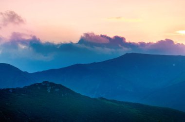 Karpat Dağları yaz günbatımı manzarası soyut dağ zirveleri grafikleri ve mavi renkli bulutlar, doğal seyahat arka planı