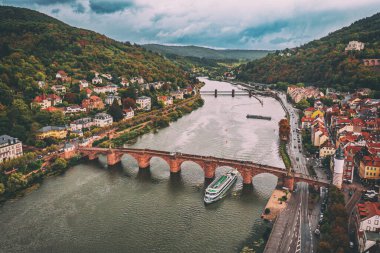 Neckar nehri, Almanya ile Heidelberg şehrinin hava manzarası. Heidelberg kasabası ünlü Karl Theodor eski köprüsü ve Heidelberg kalesi.