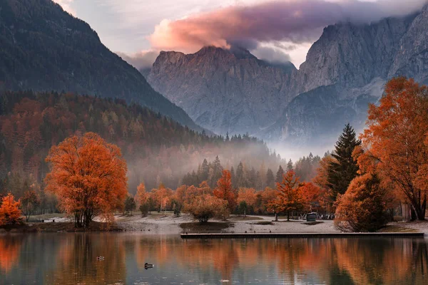 Lago Jasna Com Belas Reflexões Das Montanhas Outono Árvores Vermelhas — Fotografia de Stock