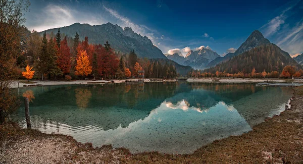 Lago Jasna Com Belos Reflexos Das Montanhas Parque Nacional Triglav — Fotografia de Stock