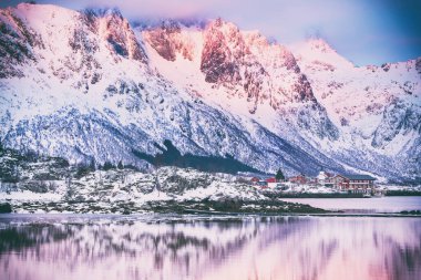 Kuzey Norveç 'teki Lofoten Adaları' nda güzel kış gölü ve karlı dağlarla manzara.