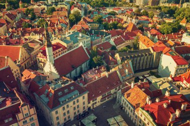 Tallinn Eski Kasabası 'nın havadan görünüşü. Estonya 'nın başkentinin merkezine yukarıdan bak. Seyahat hedefi kavramı