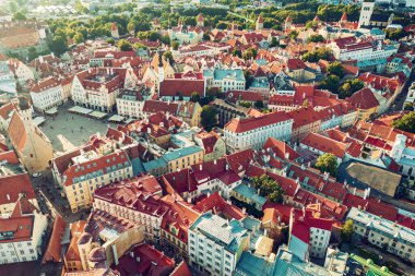 Tallinn Eski Kasabası 'nın havadan görünüşü. Estonya 'nın başkentinin merkezine yukarıdan bak. Seyahat hedefi kavramı